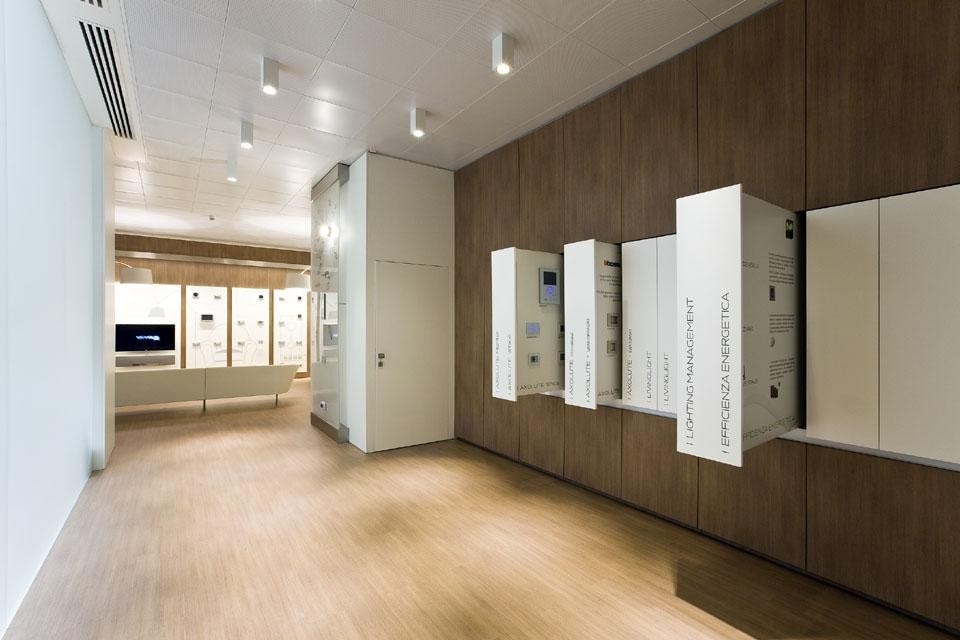 La libreria con le collezioni e i diversi prodotti.