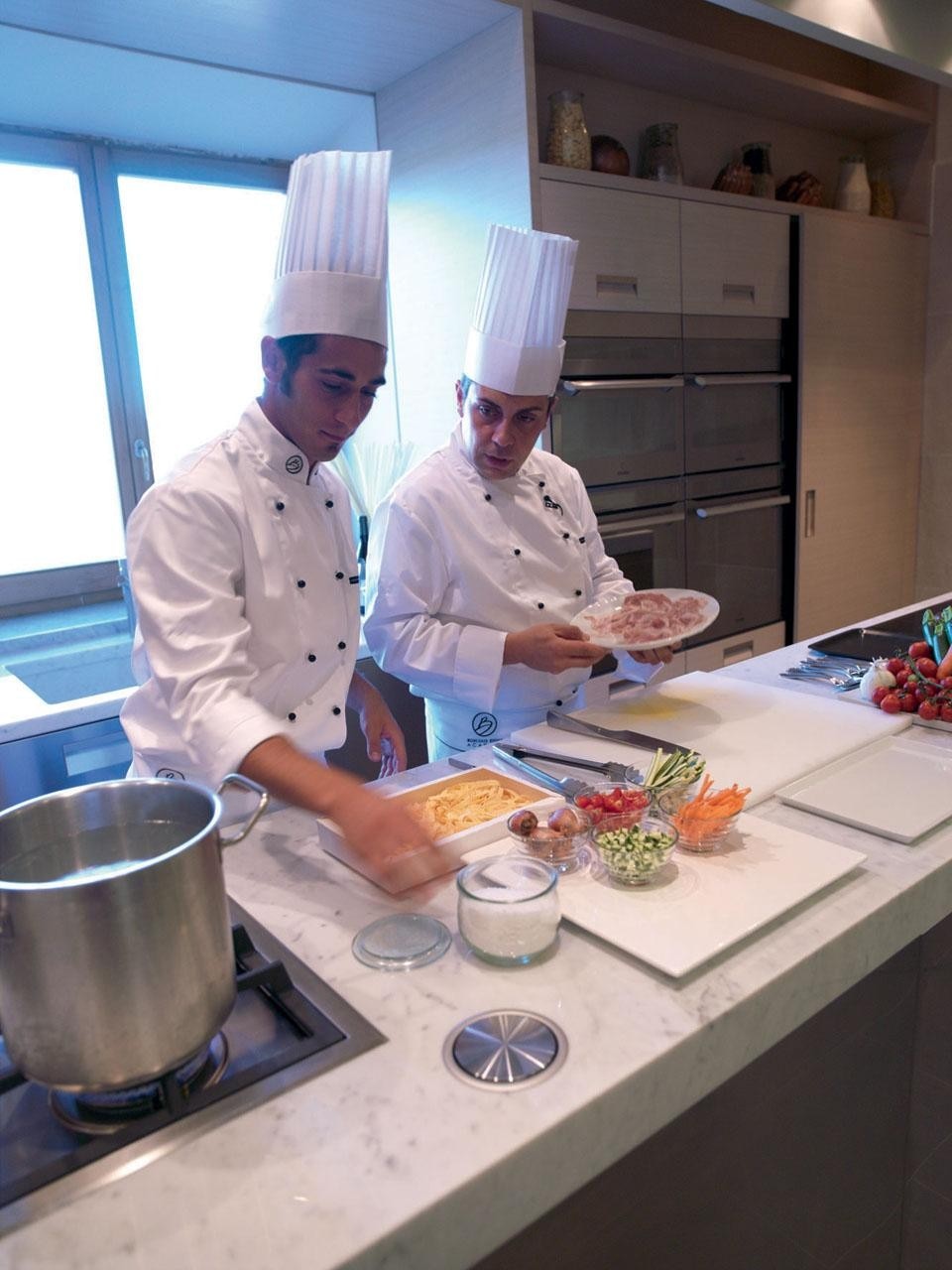 Il direttore dei corsi di cucina della Boscolo Etoile Academy di Tuscania (Viterbo) Giuseppe Falanga (a destra).
