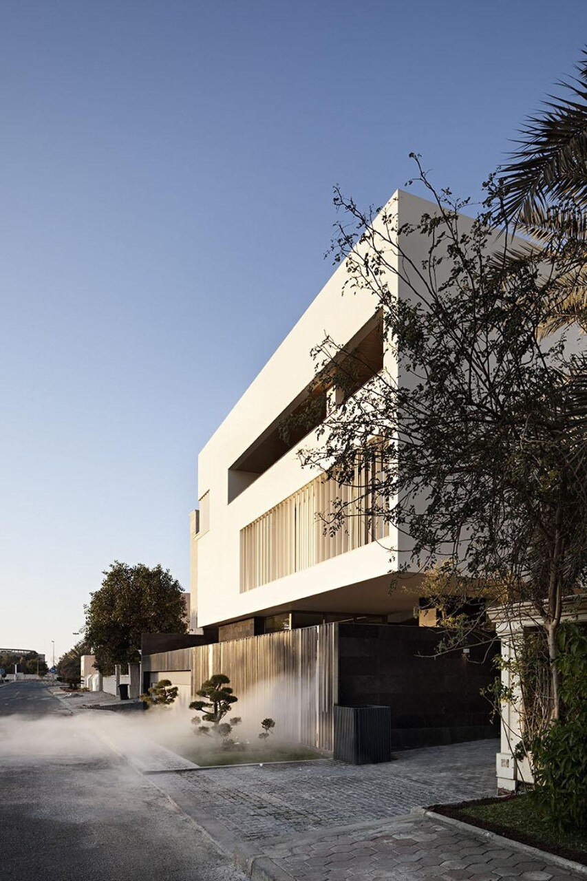 La facciata sul fronte strada con la terrazza coperta