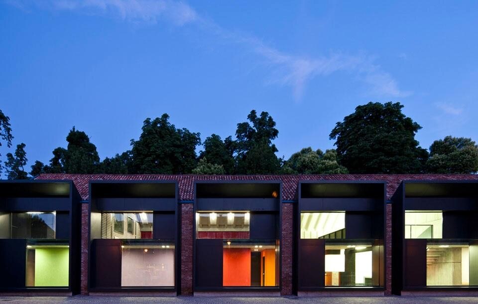 Visione notturna del fronte su strada