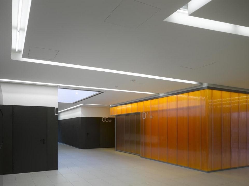 In alto: l'edificio; qui sopra: le aule