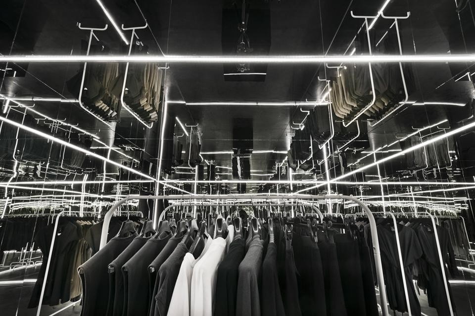 Da ogni angolo, la visuale è concentrata esclusivamente sugli abiti.
