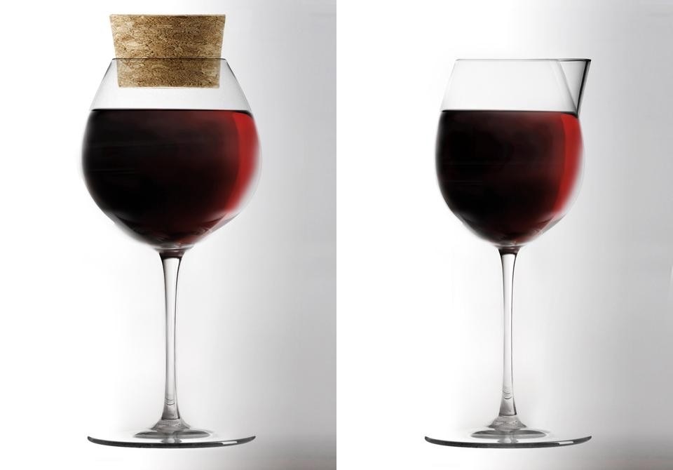 A sinistra: calice "il conservatore" che con un tappo in sughero permette la conservazione anche per il giorno successivo. A destra: "l'altruista", caratterizzato dal bordo superiore che si trasforma in beccuccio, si predispone a condividere il vino con la persona che ti siede accanto senza il rischio di versarlo sulla tavola. Entrambe fanno parte della collezione Calici Caratteriali per l’azienda ColleVilca di Colle Val d’Elsa. 