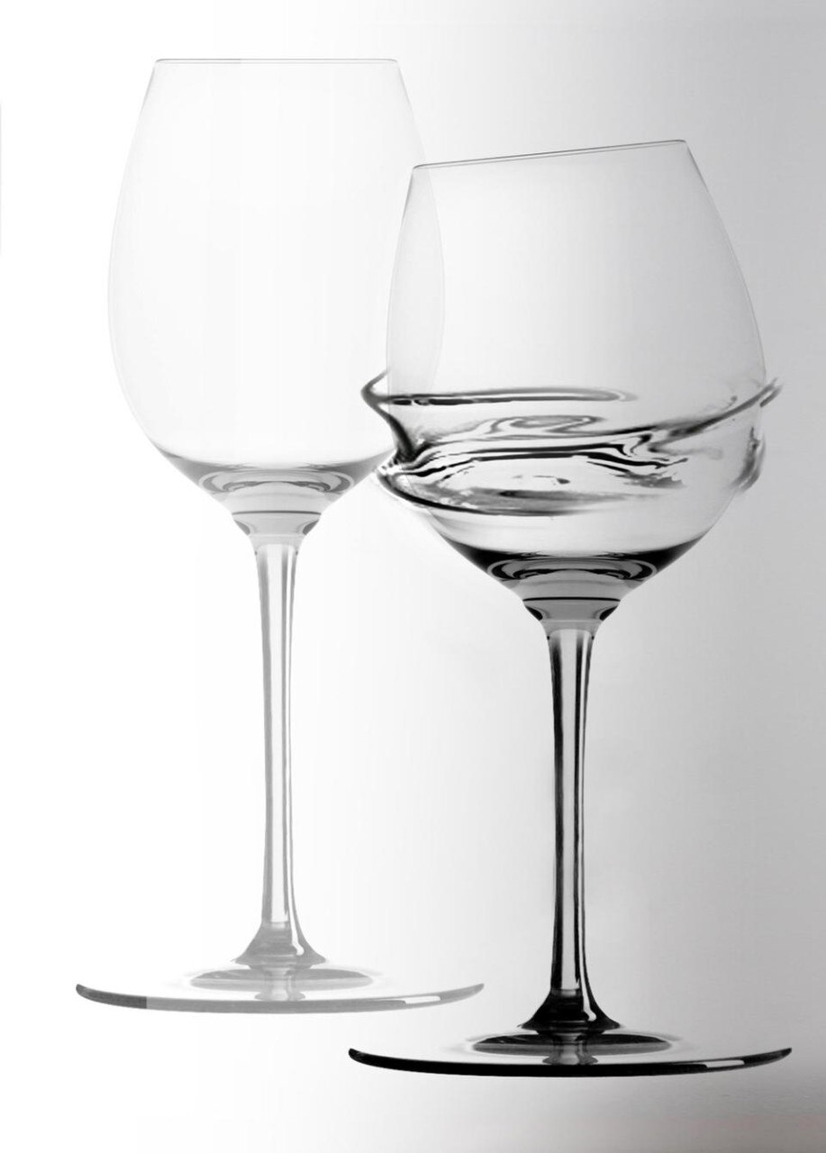 L'ambiguo non si decide sulla forma, si muove e si deforma generando un motivo decorativo ma non funzionale al prodotto.