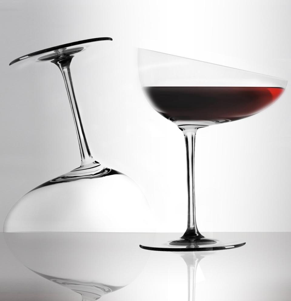 Attraverso piccole invenzioni la collezione Calici Caratteriali per l’azienda ColleVilca di Colle Val d’Elsa suggerisce nuovi usi e nuove tipologie di prodotto. Qui sopra: il rilassato è un calice disteso, disposto ad accontentare in un clima pacifico il degustatore. In apertura: il calice l'introverso che si inserisce perfettamente nella caraffa.