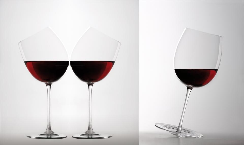 A sinistra: il passionale è composto da due calici con la coppa inclinata, diretta una verso l'altra pronti già per il brindisi. A destra: l'estroverso è il noto calice Swing che per questa occasione si presenta con la sua caratteristica caratteriale, ovvero per essere capace di cercare un contatto forte, coinvolgendo il consumatore.