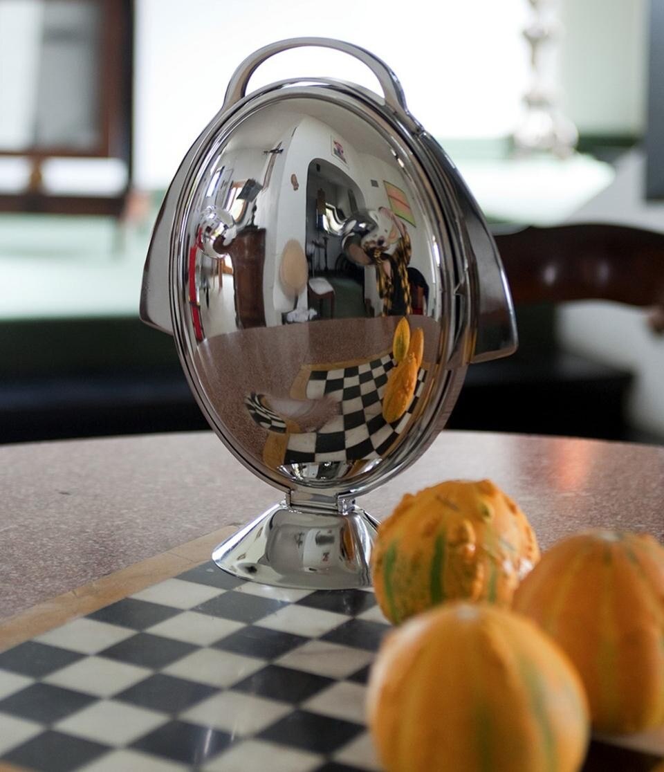 Anna Gong di Alessandro Mendini è il re-design di uno storico prodotto di Alessi, è una piccola scultura, che nasconde un'alzata multipla per il servizio in tavola.