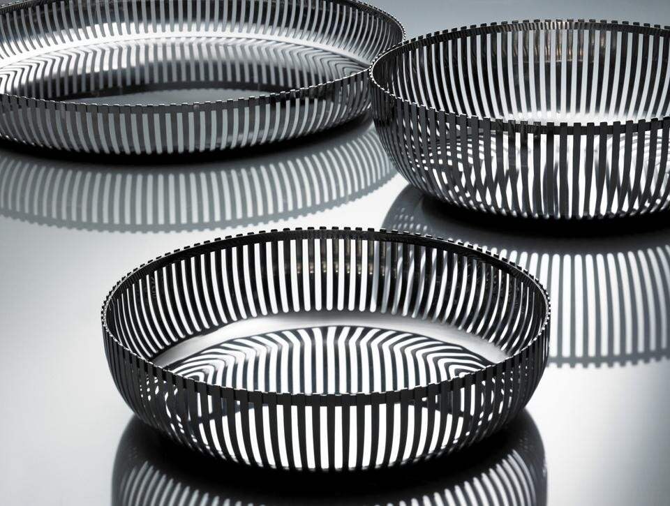 Qui sopra e in apertura cestino PCH02 e vassoio PCH04 in acciaio, disegnati da Pierre Charpin.