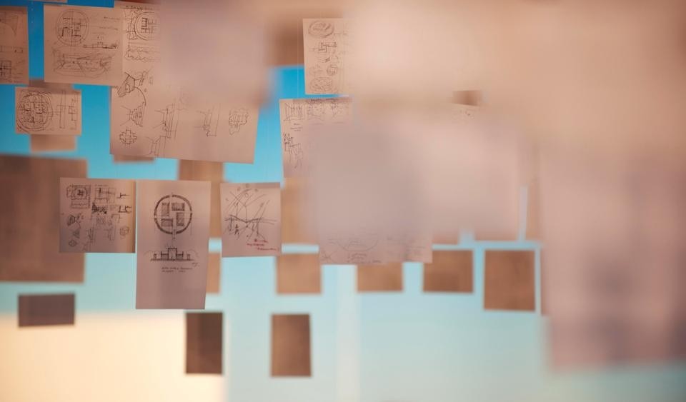 Foto di apertura: Alberto Campo Baeza, Casa De Blas. Photo Hisao Suzuki. Qui sopra: allestimento della mostra al Maxxi.