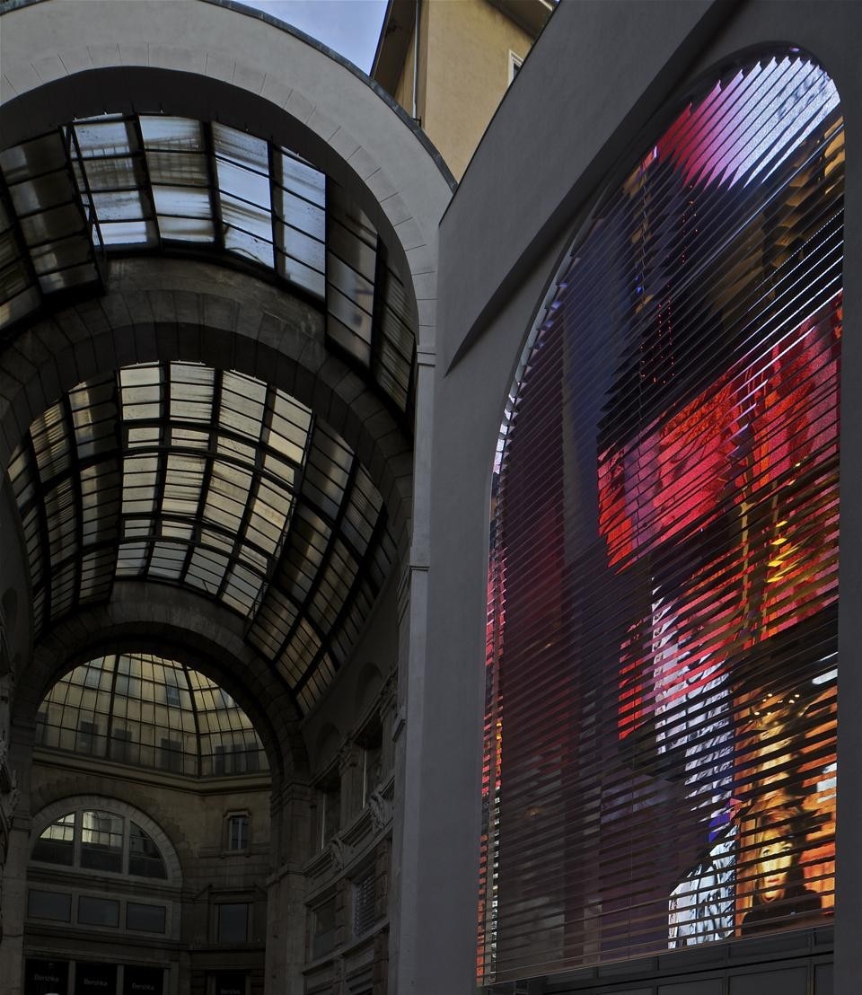 Foto di apertura: la facciata su via Passarella. Qui sopra: la facciata esterna caratterizzata da una nervatura a lamelle orizzontali.