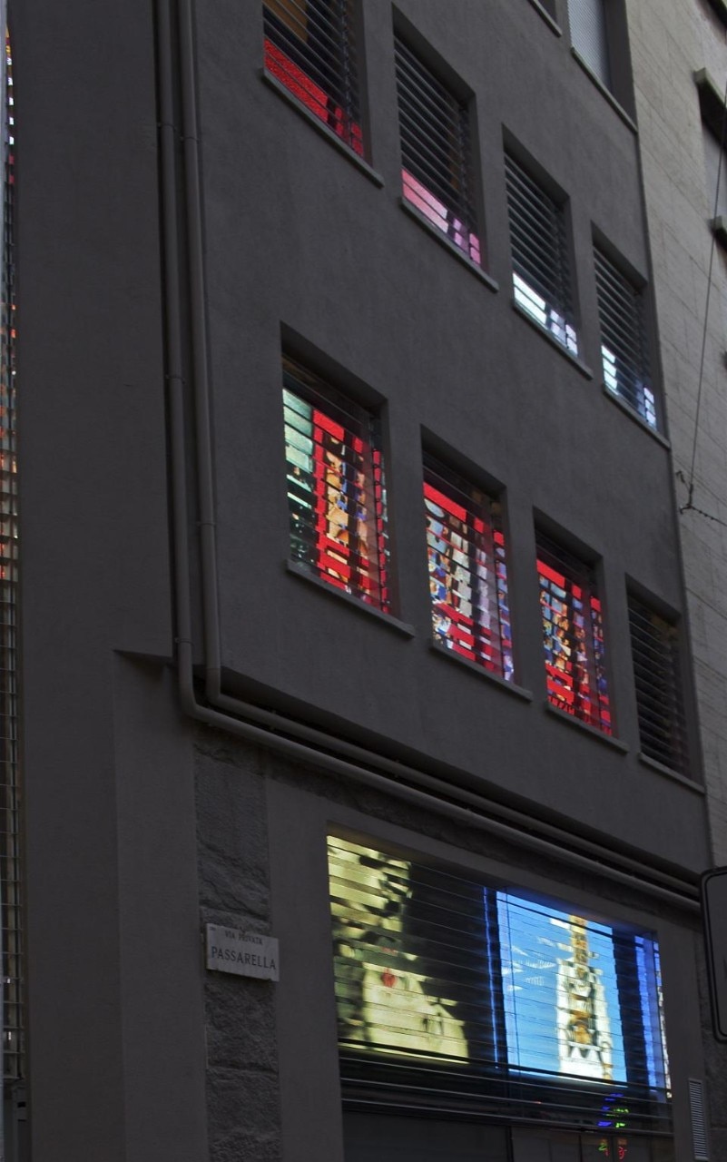 Un dettaglio della facciata da Jean Nouvel rivestita con vernici riflettenti e schermi Led sul bordo esterno