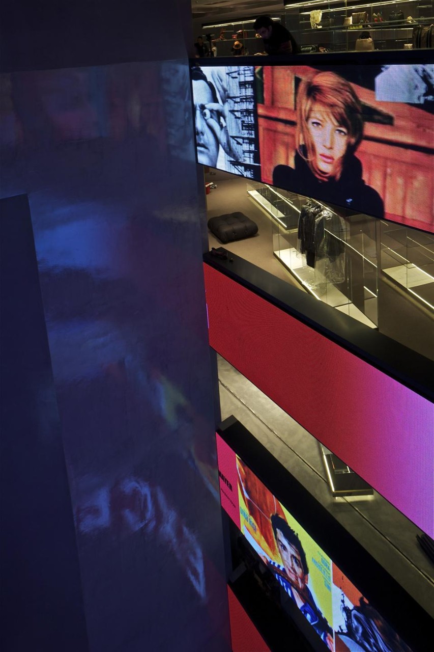 I parapetti esterni dei nuovi solai supportano schermi Led su tutto il bordo esterno.