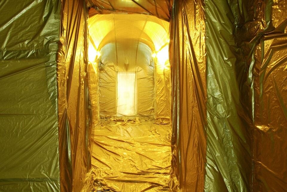 Veduta dell'installazione di Penique Productions  che modifica gli spazi