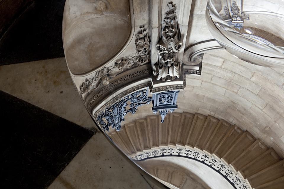 Swarovski Crystal Palace è un progetto innovativo che vuole creare interpretazioni uniche di luce e design utilizzando
il cristallo. Offre ai designer una nuova piattaforma per esprimere se stessi e sperimentare con innovazione e
tecnologia in modo creativo.