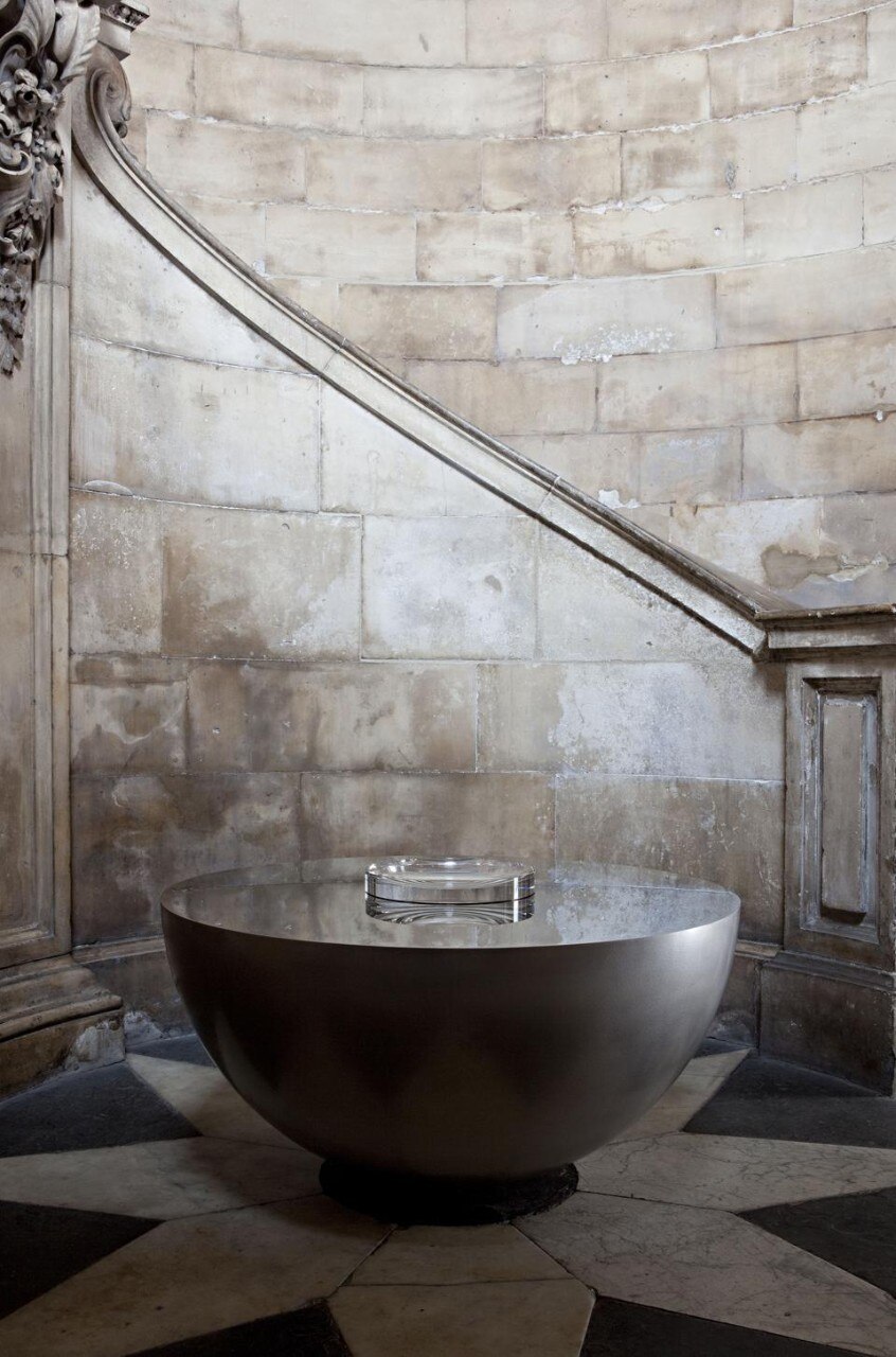 Ai piedi della scala geometrica nella torre sud-occidentale della cattedrale si trova una lente a menisco concava in
cristallo Swarovski di 40 cm costituita da vetro di qualità ottica – la lente più grande mai commissionata – su una
superficie riflettente di dimensioni maggiori, costituita dal piano superiore di una semisfera di metallo costruita
appositamente, larga 1200 mm e alta 675 mm. 