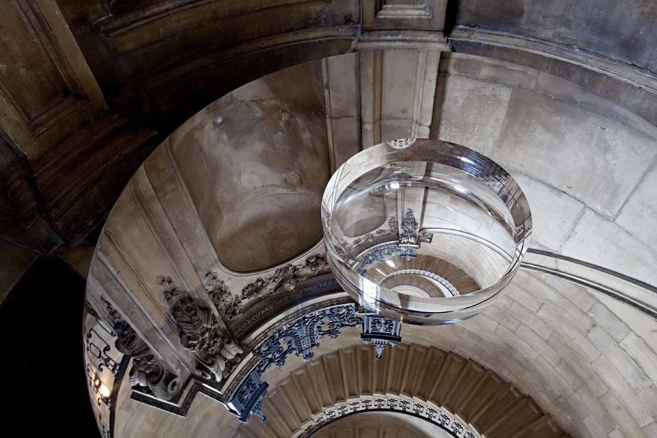 Uno specchio sferico convesso di 2 m è sospeso a 23 m d’altezza
nella cupola della torre, direttamente sopra la semisfera. Insieme questi elementi ottici offrono ai visitatori una nuova
prospettiva di St Paul e lo spazio conosciuto anche come scala del decano. Photos Perspectives by John Pawson for Swarovski Crystal Palace © Gilbert McCarragher.