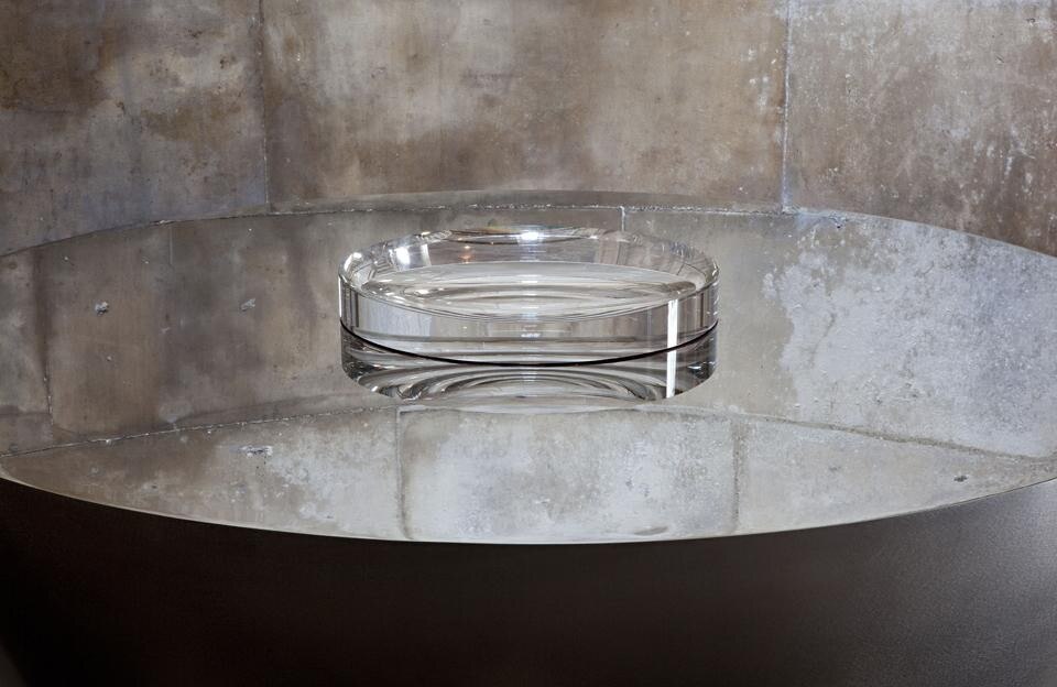 Ai piedi della scala geometrica a spirale di Wren, è collocata una lente a menisco concava in
cristallo Swarovski.