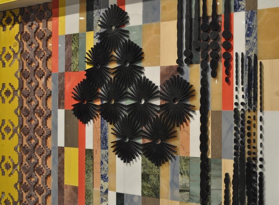 Tessuti Tartan alternati a delicati pizzi e ricami lapidei caratterizzano lo stand Budri disegnato da Patricia Urquiola.