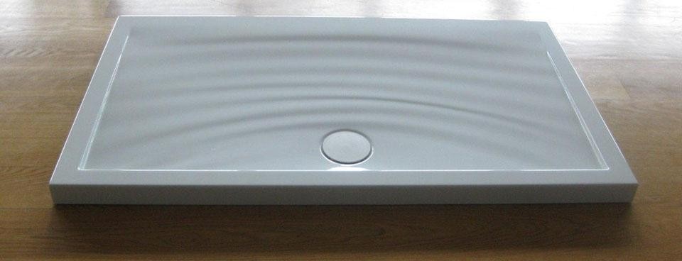 In alto: il lavabo Impronta, realizzato dallo Studio Fuksas per Catalano. Sopra: il piatto doccia Impronta appartenente alla stessa collezione.