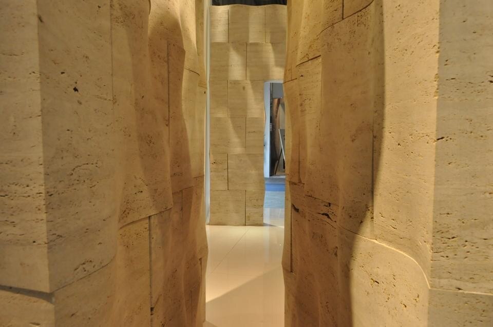 L'installazione si articola su 90 mq e propone la realizzazione di un edificio "tipo" ottenibile dall'impiego seriale dei conci-base. 