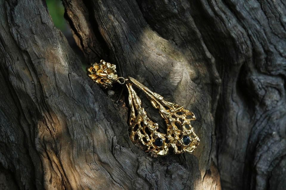 Orecchino <i>Farfalla</i>, lega di rame dorato 24 carati con zaffiri- fusione a cera persa, 1974 (foto di Francesca Morigi)