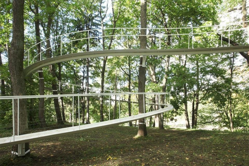 La rampa sospesa realizzata da Tetsuo Kondo Architects in un bosco estone.