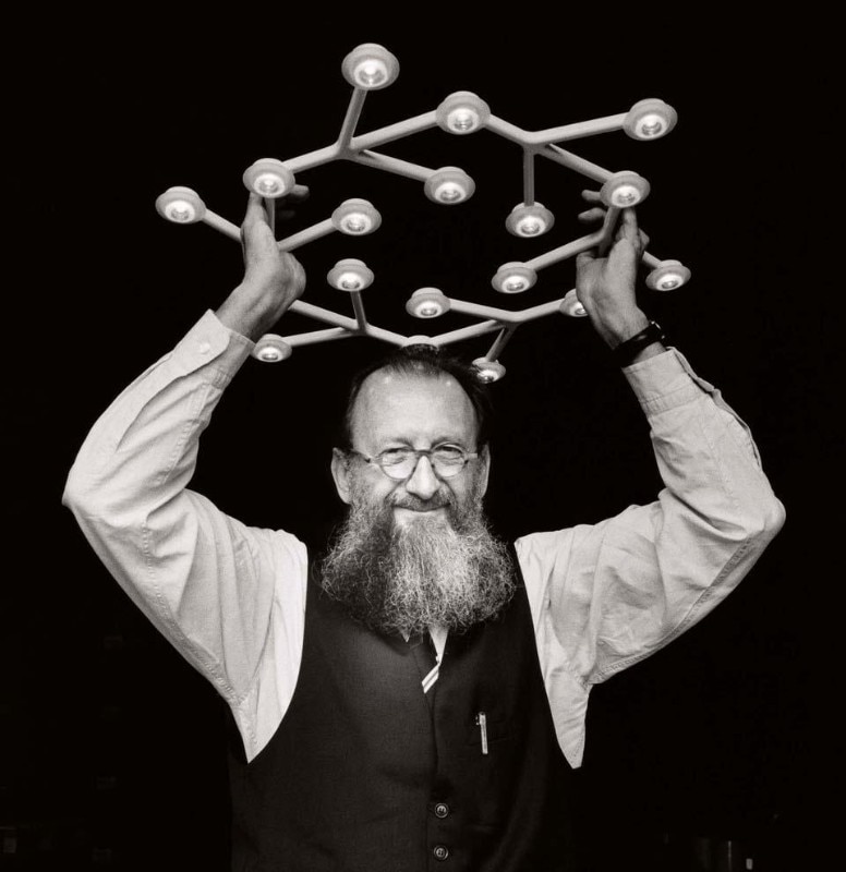 Qui sopra: Michele De Lucchi con la lampada Led Net. Foto di apertura: Javier Mariscal con la lampada Lotek