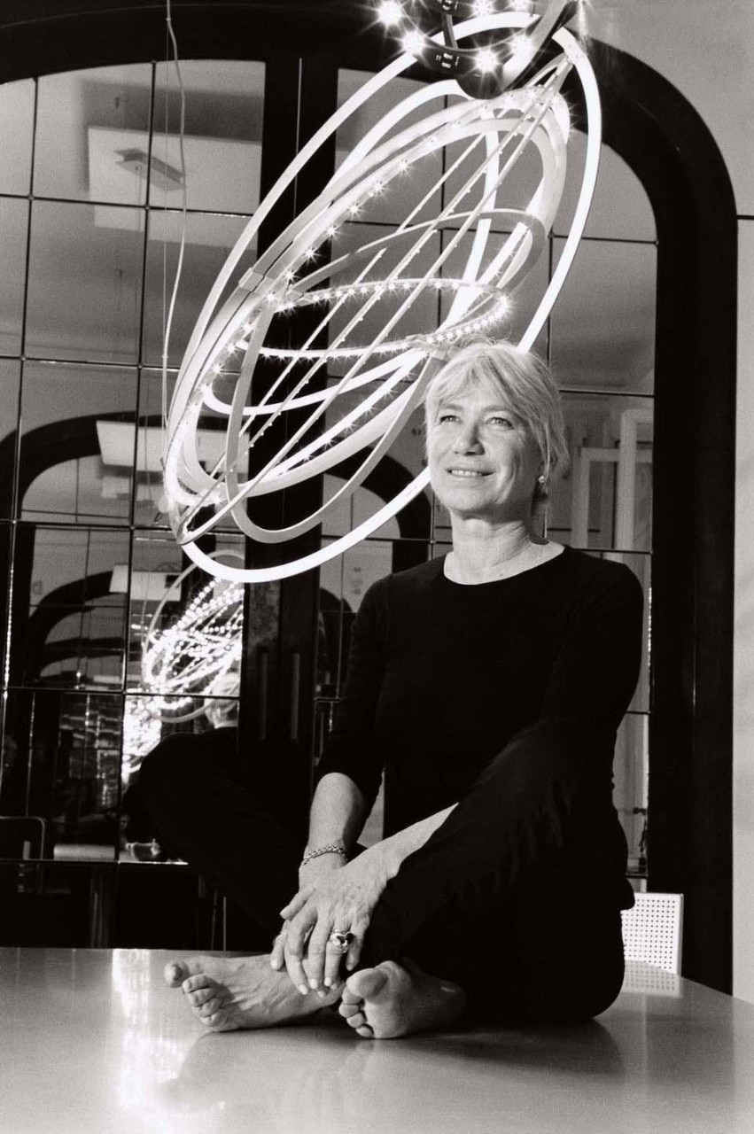 Carlotta de Bevilacqua con la lampada Copernico