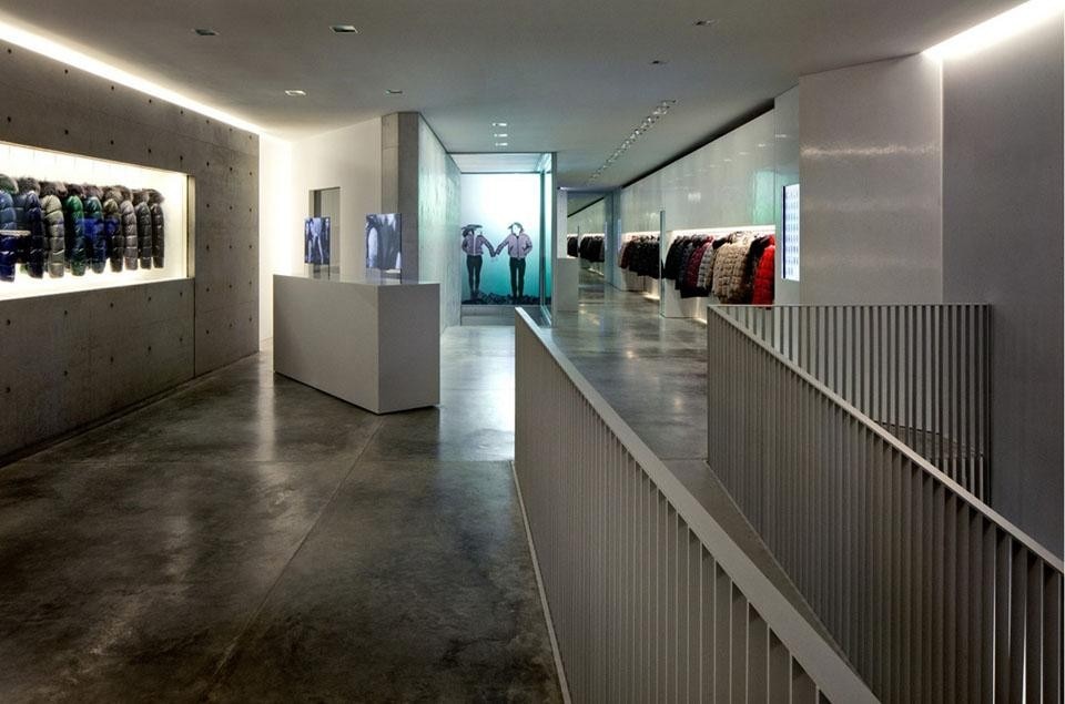 Il negozio è un open-space sviluppato in profondità caratterizzato da colori chiarissimi: ghiaccio e bianco ottico