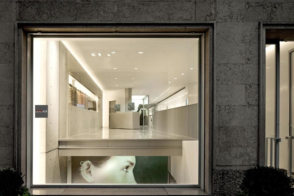 La vetrina del negozio offre una visuale fuori asse del negozio e dello showroom sottostante