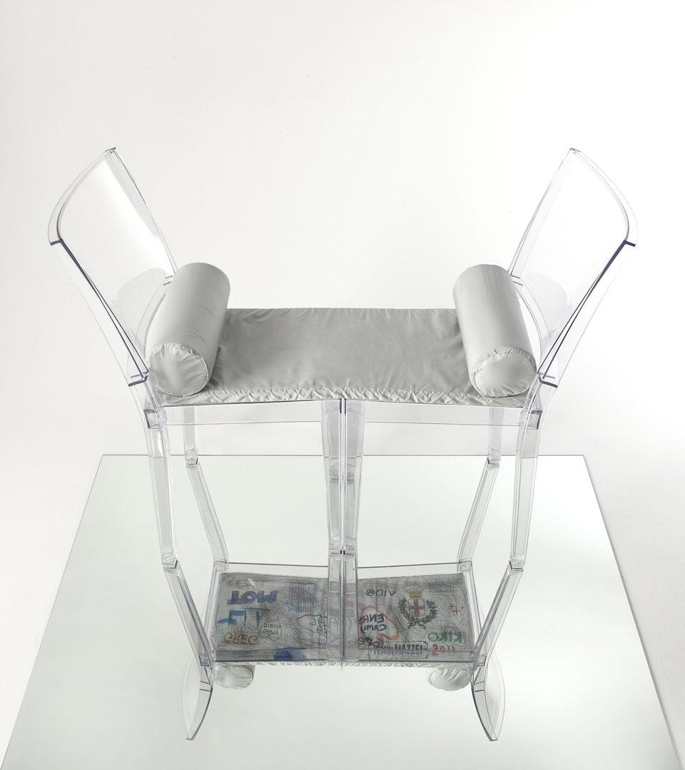 In Alto: il divano Milan 25 creato dall'A.C. Milan reinterpretando il Bubble Club divano di Kartell. Sopra: le sedute Flowers on the back create da Vedovamazzei a partire dalle sedie La Marie.