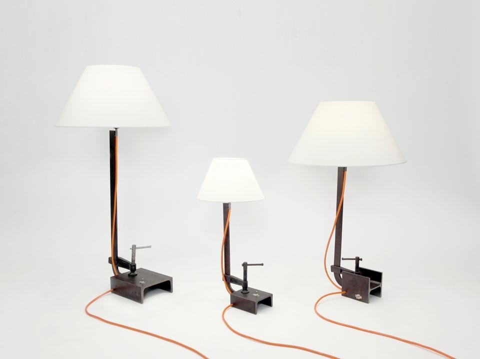 La collezione di lampade Stringimi, la cui base è ricavata da una vecchia putrella