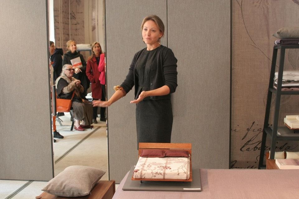 Manuela Messina ricorda la nascita del letto Tadao nello showroom di via Manzoni 37