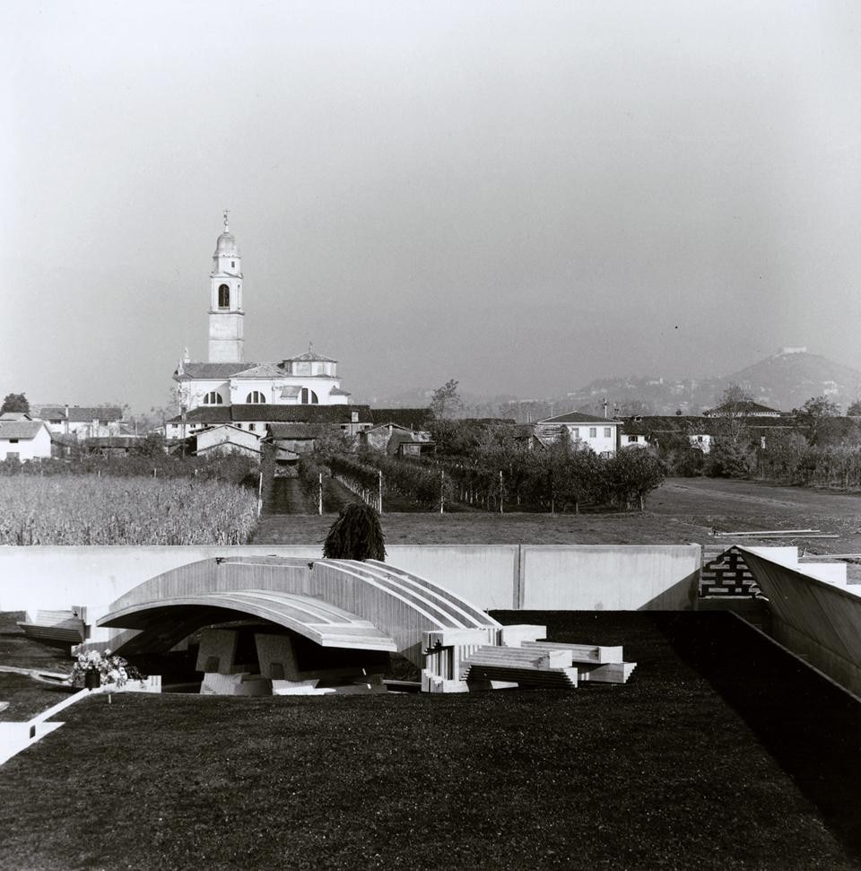 Complesso monumentale Brion, Carlo Scarpa. Foto Gianni Berengo Gardin.
