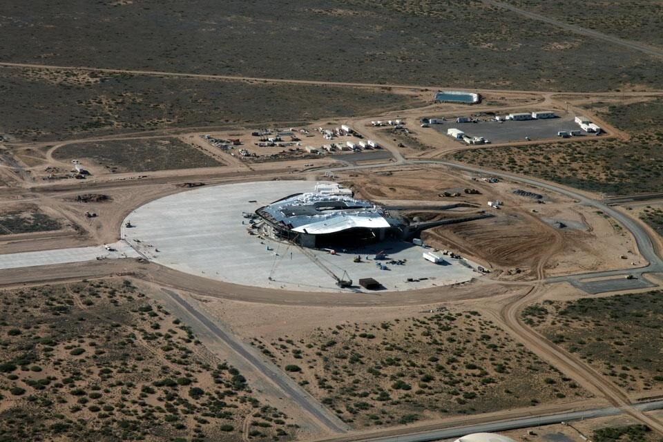 Lo Spaceport America di Foster + Partners in costruzione.