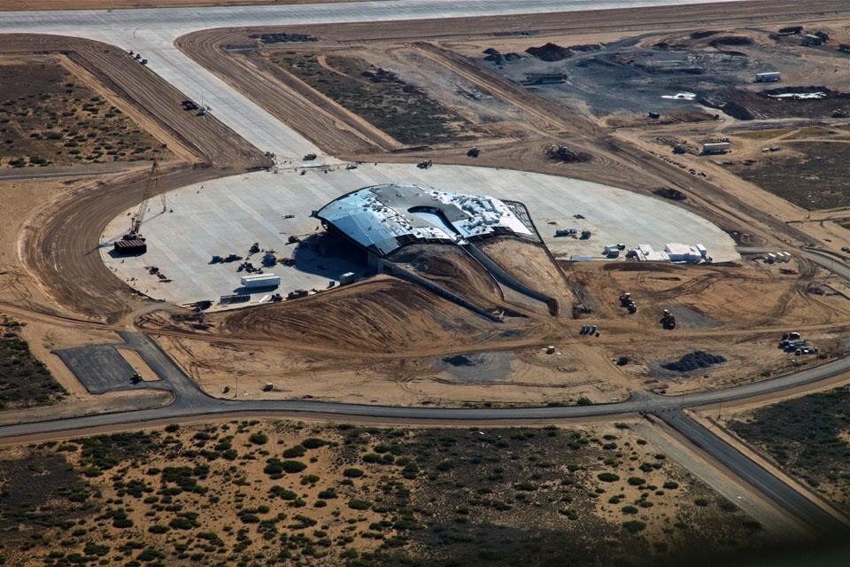 Lo Spaceport America di Foster + Partners in costruzione.