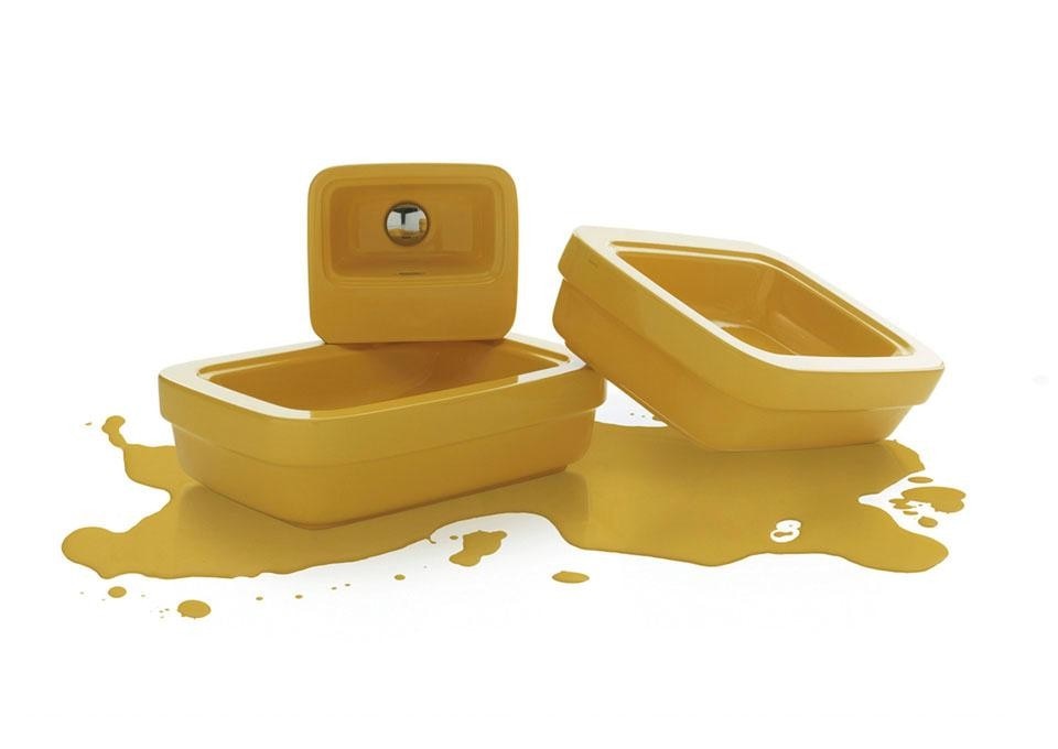 In apertura: vasca e lavabo della serie Bohémien; qui sopra: lavabi e lavamani della serie Evolution