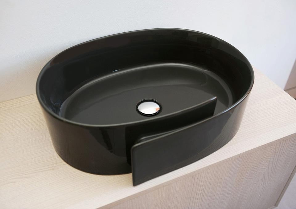 In alto: Monò, inversione rosa, di Patrick Norguet per Flaminia. Sopra: Roll, in versione ardesia, di Nendo per Flaminia