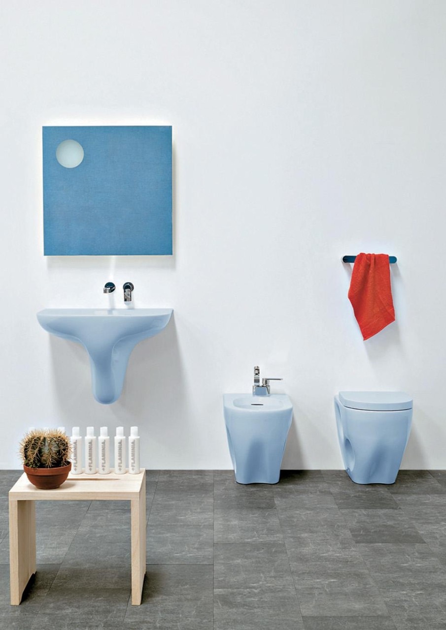 Void, in versione azzurro, di Fabio Novembre per Flaminia