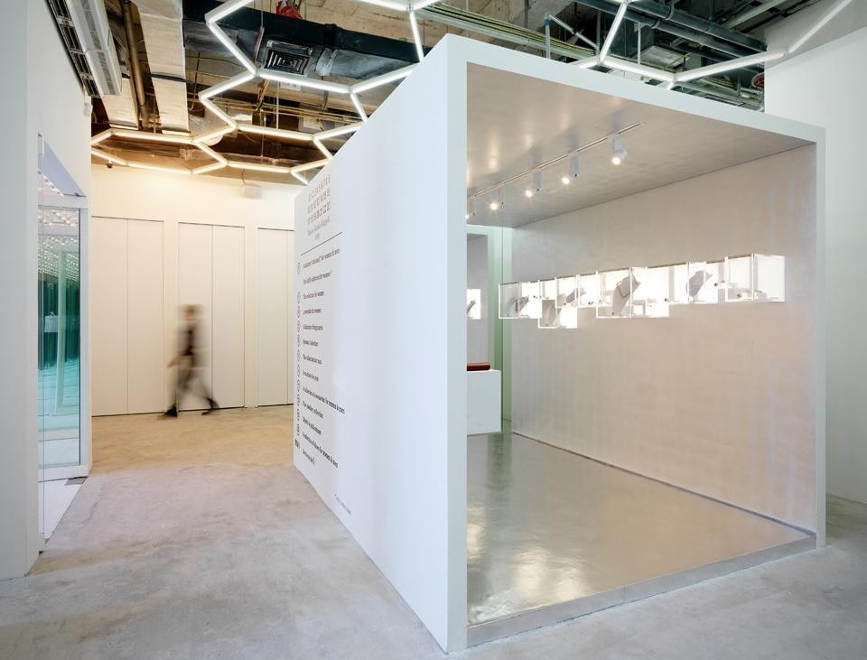 Il layout geometrico della boutique non permette di vedere lo spazio nella sua totalità. È razionalizzato e diviso in tanti cubi differenti, che contengono le diversi collezioni della Maison