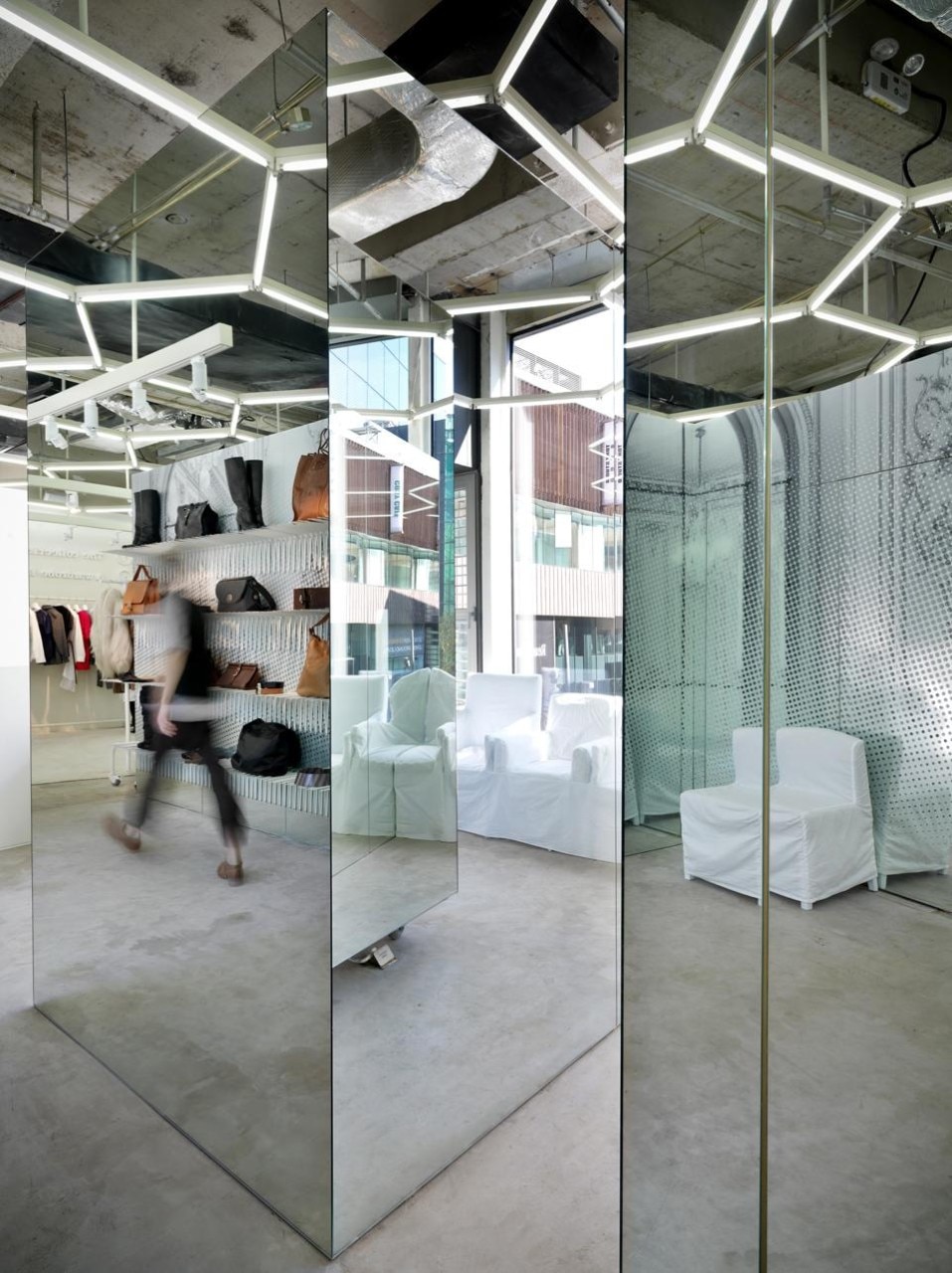 Un camerino specchiato mobile, su rotelle, può essere portato dove serve