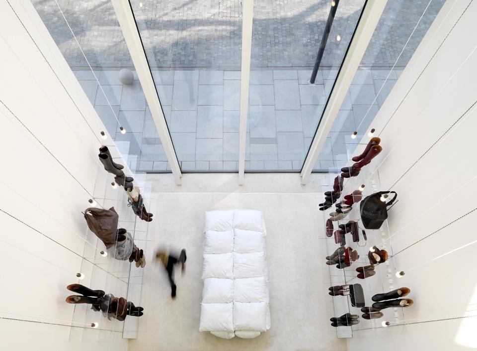 I toni del bianco variano a secondo le zone differenti e sono completati con il grigio, nero e argento