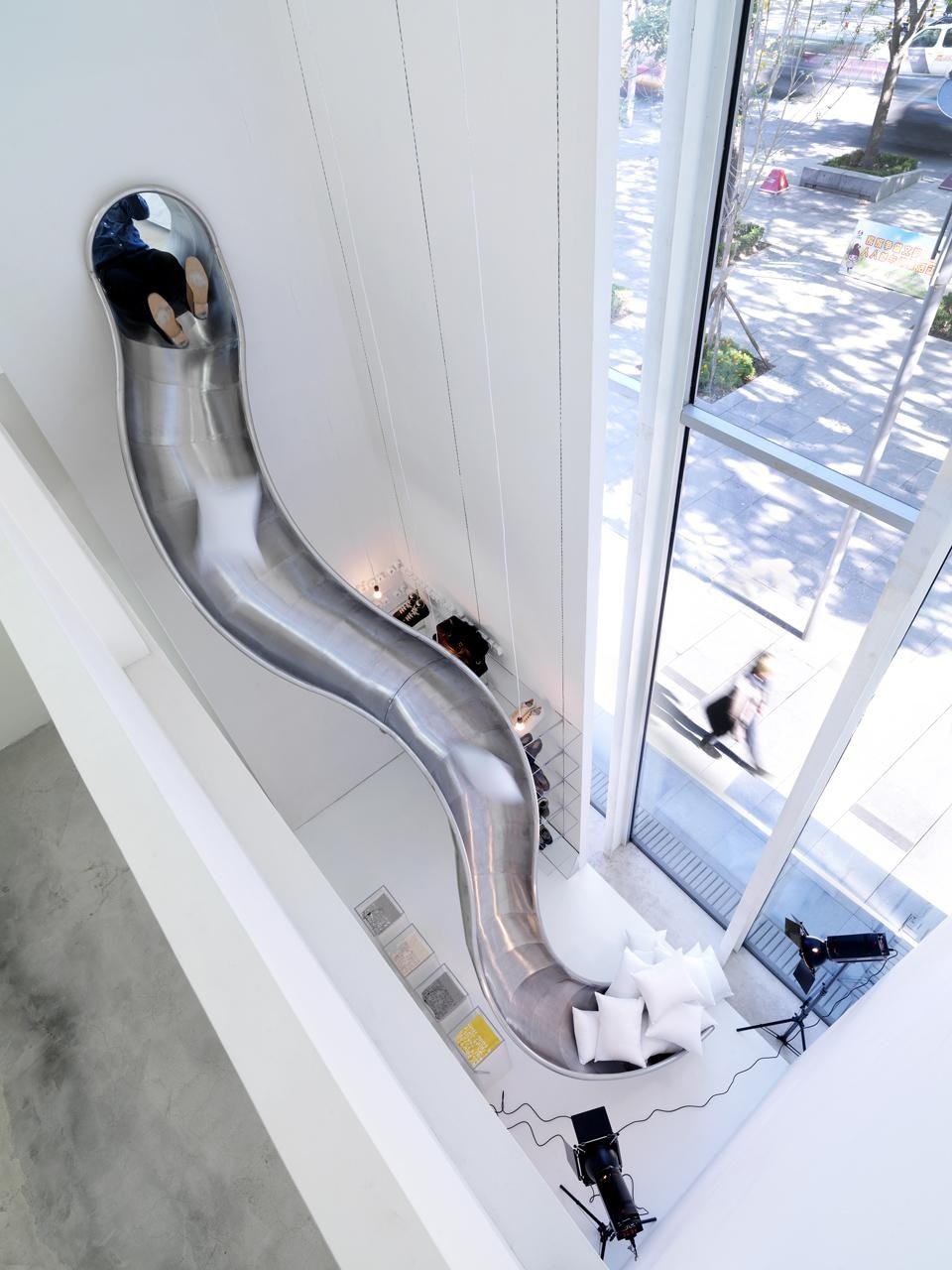 Uno scivolo in metallo collega il primo piano con il pianterreno 