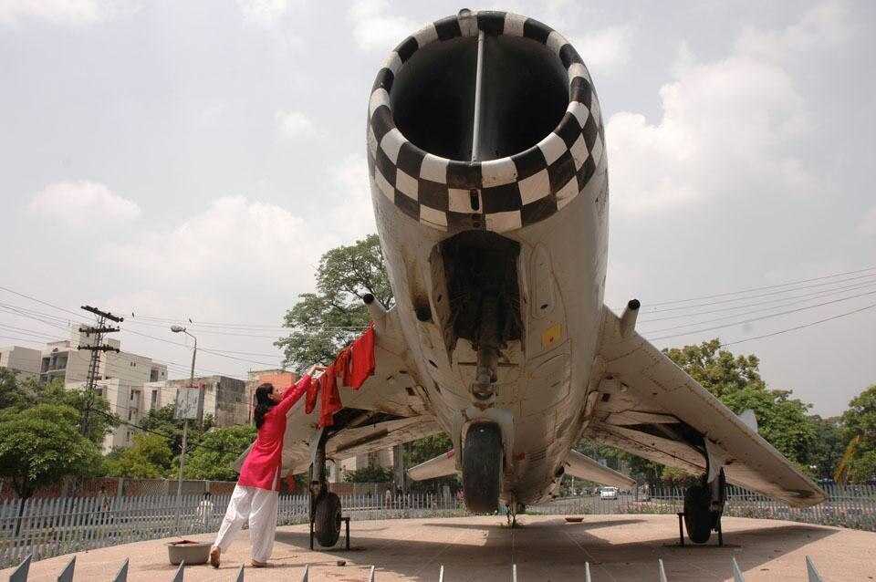 Ayesha Jatoi, <i>Clothes Line (1)</i>, 2006. Courtesy GREY NOISE, Lahore.