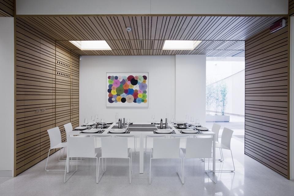 La sala è attrezzata per conferenze, video conferenze, proiezioni, ma anche come spazio espositivo per la collezione dello studio. Alle pareti, le opere dell'artista coreana Minjung kim