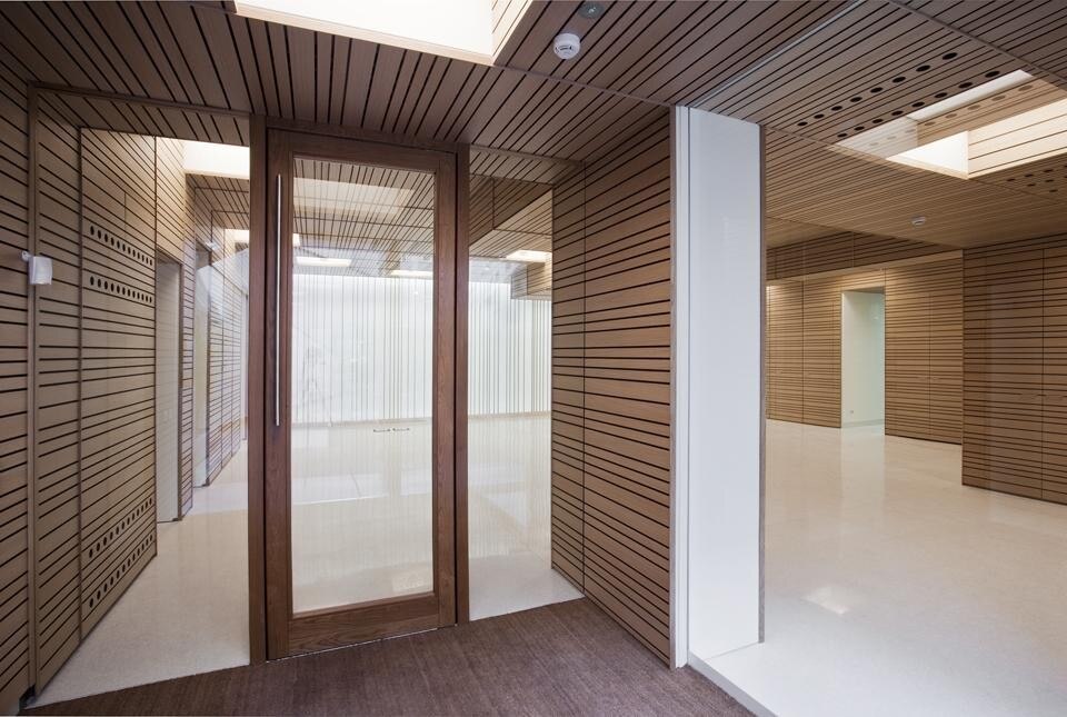 La pelle all'interno è stata realizzata con pannelli in legno di rovere naturale fresato, intervallati da listelli in aggetto in massello