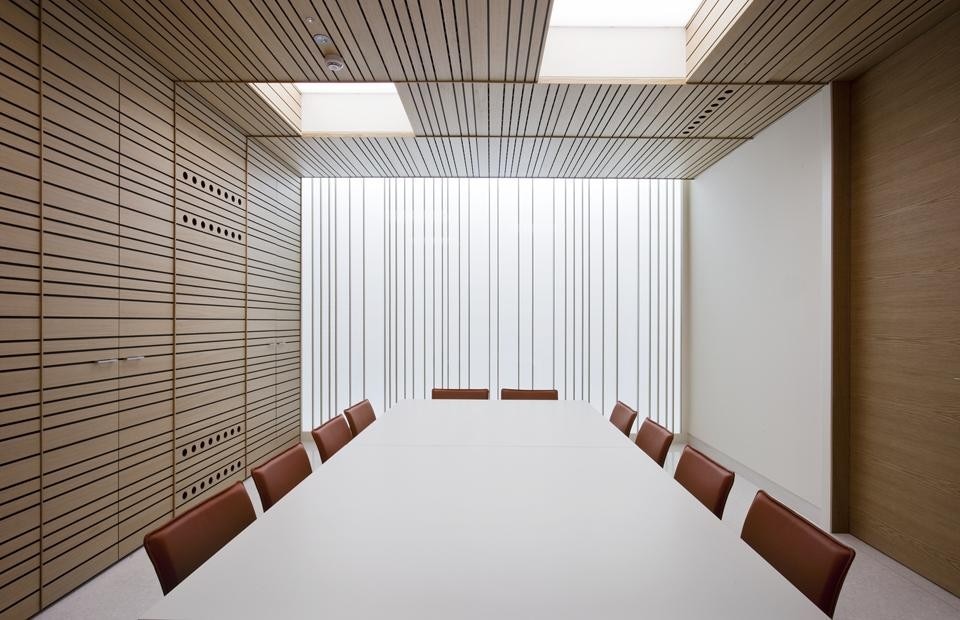 Un diaframma di legno filtra e modula le sorgenti luminose