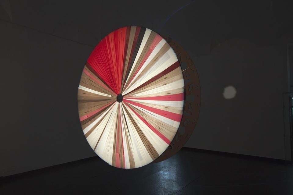 Wheel, scultura di grandi dimensioni, fatta di legno, calze di nylon e luce