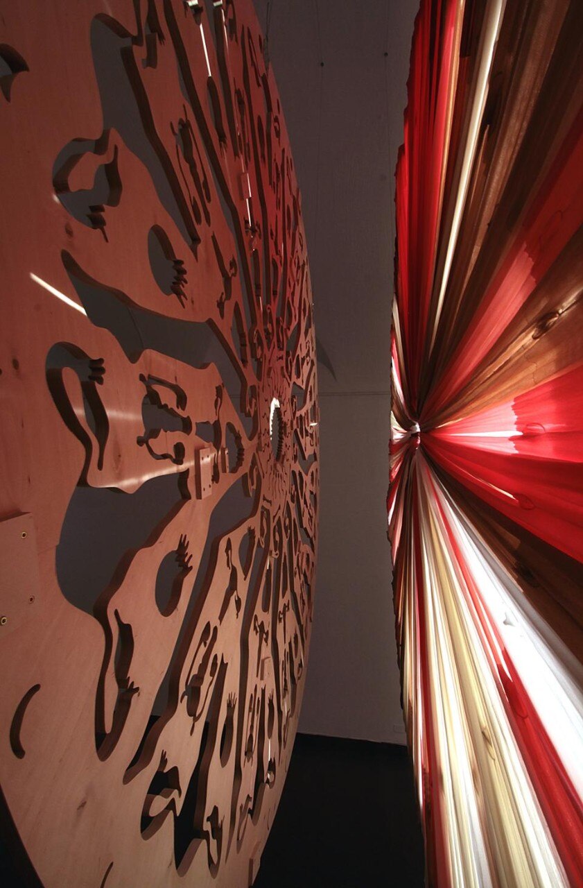 Wheel, scultura di grandi dimensioni, fatta di legno, calze di nylon e luce