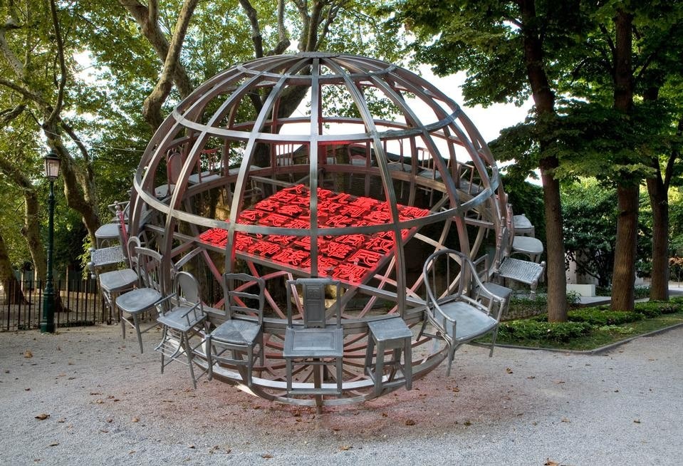 In alto: <i>Le bureau de change</i>
1996-2004. Sopra: l'installazione <i>Back to Fullness, Face to Emptiness</i>, 1997-2009. Courtesy Galleria Continua, San Gimignano / Beijing / Le Moulin.
Photo by Ela Bialkowska
